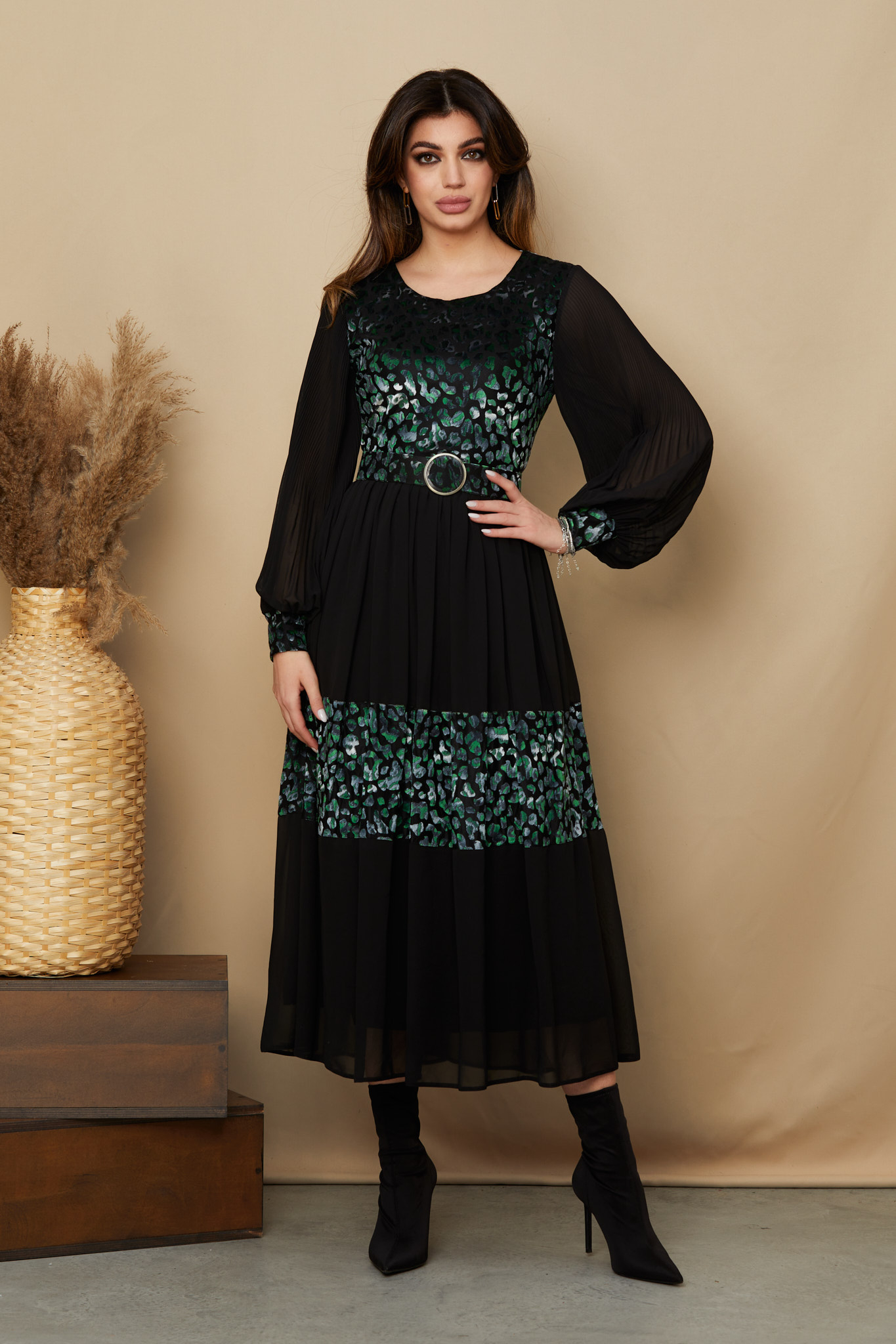 Reducere 16% la Rochie Lizza Neagra